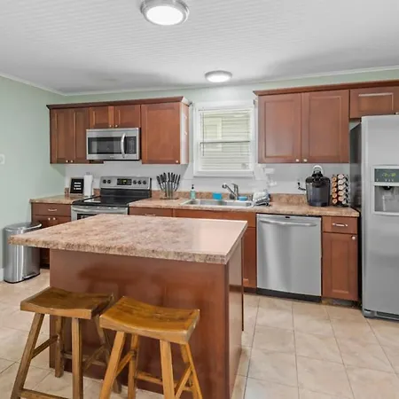 4 Bedroom House, Sleeps 12, Short Walk To Main St!